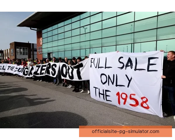 曼联老特拉福德球场顶棚漏水引发球迷嘲讽成为热议焦点